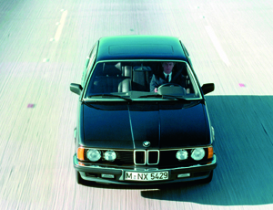 چسب Sikaflex برای شیشه جلو اتومبیل سری BMW 7 در اواخر دهه 80 استفاده شد